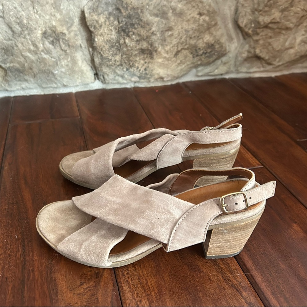 Stylish Women's Tan Sandals
